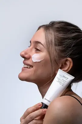 Minimalist Vitamin B5 10% Moisturizer Application